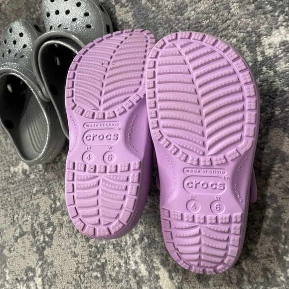2 pairs size 6 crocs - Picture 3 of 5